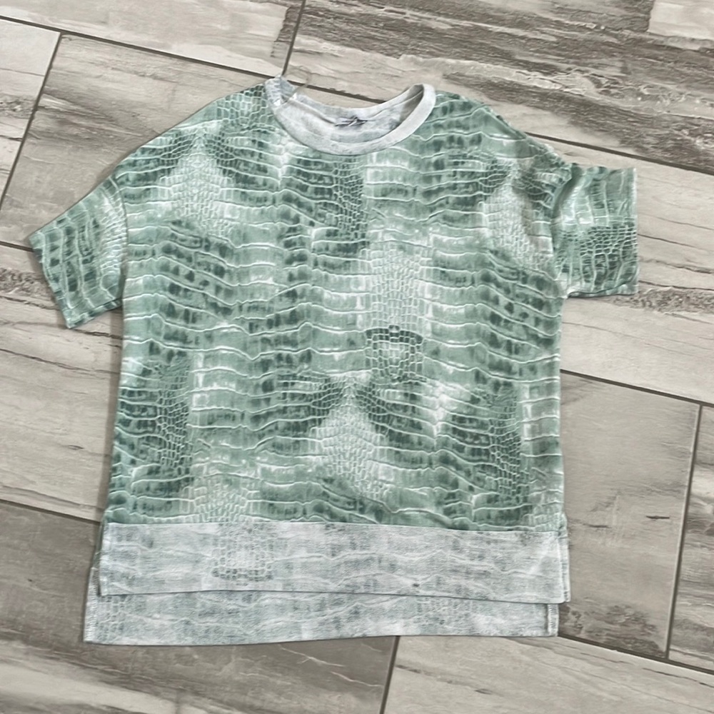Boutique oversized tee size medium